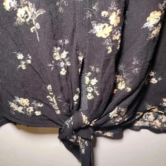 LUQ top with knot tie size large - Picture 2 of 6